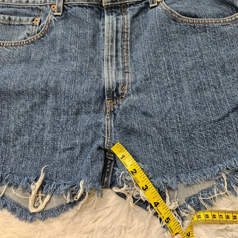 Levi's Women's Medium Blue Denim Raw Hem High Rise 505 Shorts. Size 36 - Picture 8 of 9